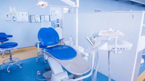 Zobozdravstvo med epidemijo: "Bolečina v zobu ni urgentno stanje, saj ne predstavlja smrtne nevarnosti!"