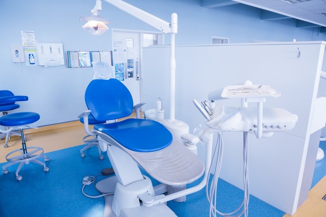 Zobozdravstvo med epidemijo: "Bolečina v zobu ni urgentno stanje, saj ne predstavlja smrtne nevarnosti!"