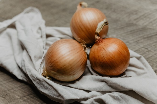 Se tudi vi sprašujete, kako bi narezali čebulo tako, da vas ob tem ne pečejo oči?
Že babice so imele veliko trikov in rešitev, a redki so pomagali. Obstaja pa zelo enostaven trik, s katerim boste z lahkoto narezali čebulo brez solz!