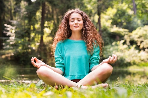MEDITACIJA Meditacija lahko pomaga pri procesiranju misli in boljšemu soočanju z miselnimi problemi, ki se jim ne moremo izogniti. Morda …