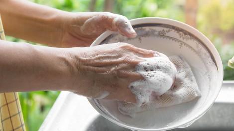 Bi si morali po pranju posode umiti roke?