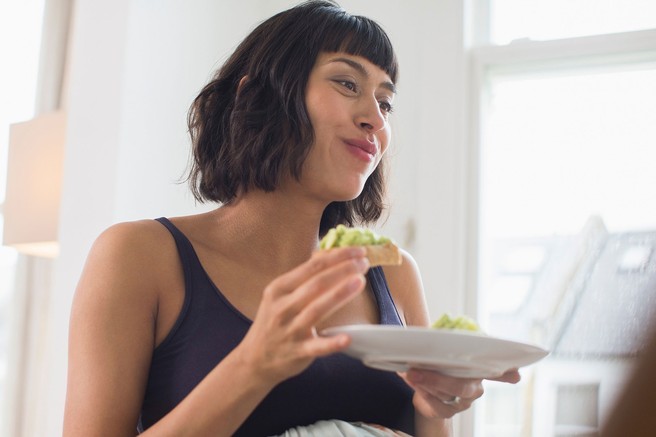 AVOKADO

Avokado je odlična alternativa za maslo, saj ima podobno teksturo, poleg tega je bogat z zdravimi mononenasičenimi maščobami, vitamini in minerali. Zreli avokado zmečkajte ali pretlačite in ga uporabite namesto masla na toastu ali kot namaz za sendviče.

GHEE

Ghee je vrsta prečiščenega masla, ki je bilo segreto in ločeno od mlečnih trdnih snovi, tako da je ostala le čista maščoba. Ghee ne vsebuje laktoze in kazeina, dveh sestavin mlečnih izdelkov, ki lahko pri nekaterih ljudeh povzročata prebavne težave. Ghee ima sicer veliko nasičenih maščob, vendar je tudi bogat vir zdravih maščobnih kislin.