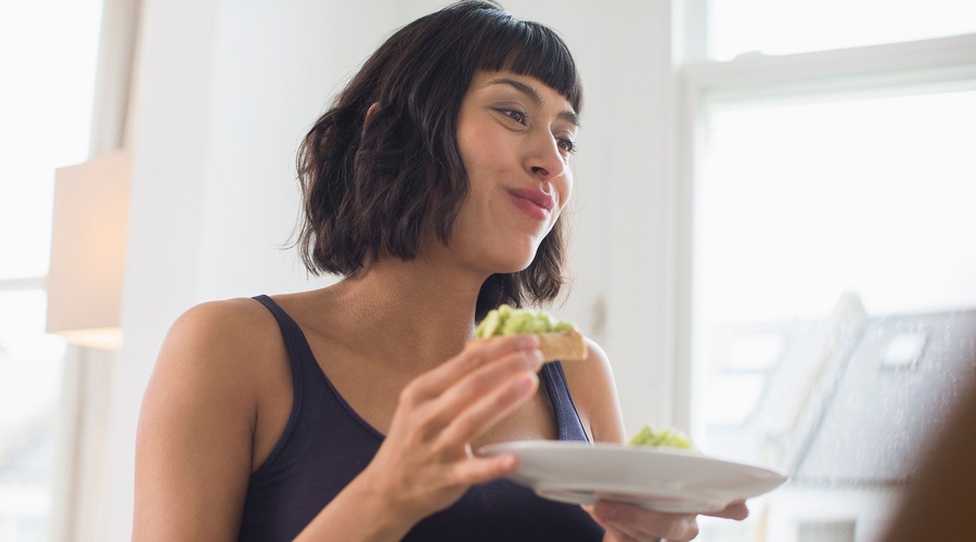 AVOKADO

Avokado je odlična alternativa za maslo, saj ima podobno teksturo, poleg tega je bogat z zdravimi mononenasičenimi maščobami, vitamini in minerali. Zreli avokado zmečkajte ali pretlačite in ga uporabite namesto masla na toastu ali kot namaz za sendviče.

GHEE

Ghee je vrsta prečiščenega masla, ki je bilo segreto in ločeno od mlečnih trdnih snovi, tako da je ostala le čista maščoba. Ghee ne vsebuje laktoze in kazeina, dveh sestavin mlečnih izdelkov, ki lahko pri nekaterih ljudeh povzročata prebavne težave. Ghee ima sicer veliko nasičenih maščob, vendar je tudi bogat vir zdravih maščobnih kislin. (foto: Profimedia)