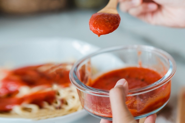 Testenine s paradižnikovo omako – jed, ki jo mnogi poznamo in imamo radi že od otroštva. Radi jo imamo tudi …