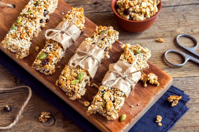 Recept za zdrav prigrizek: bananine ploščice z arašidovim maslom