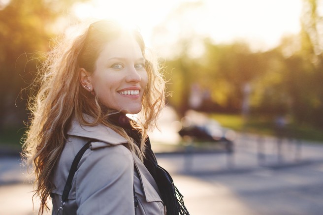 TO je vsem poznan sadež, ki pripomore k bolj belim zobem