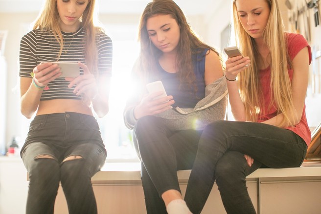 Je TikTok kriv za epidemijo tikov in kompulzivnega govora pri najstnicah?