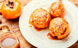 Preprost slasten recept: Pečen kaki – polnjen z jabolki in orehi