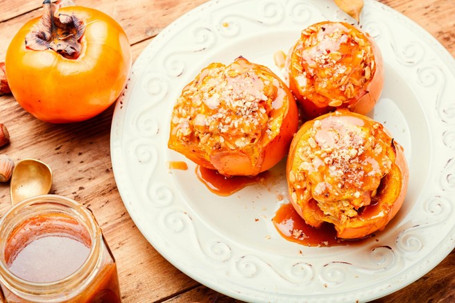 Preprost slasten recept: Pečen kaki – polnjen z jabolki in orehi