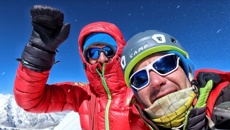 Slovenska alpinista v Himalaji preplezala novo smer in jo poimenovala Slovenska direktna (foto: Luka Stražar)