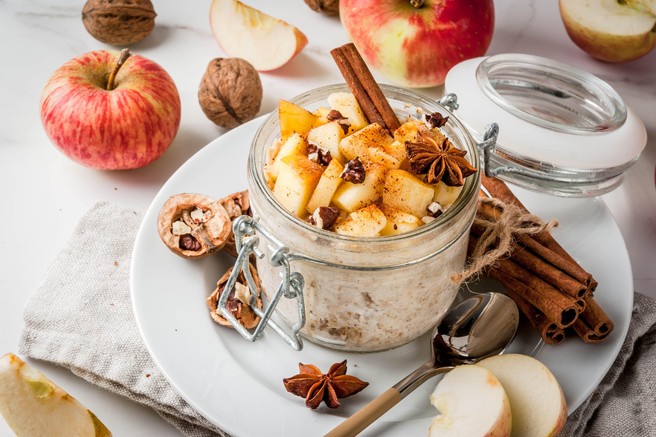 Recept za najbolj dišeč zajtrk: pečeni ovseni kosmiči z okusom jabolčne pite