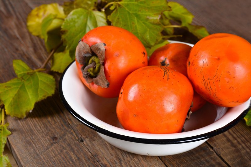 Kaki – rajsko jabolko – se lahko pohvali s številnimi dobrodejnimi lastnostmi. Je namreč odličen vir pomembnih vitaminov in mineralov in tudi veliko prehranskih vlaknin vsebuje.
