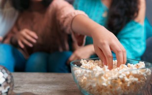 Ali imamo ob gledanju televizije večji apetit?