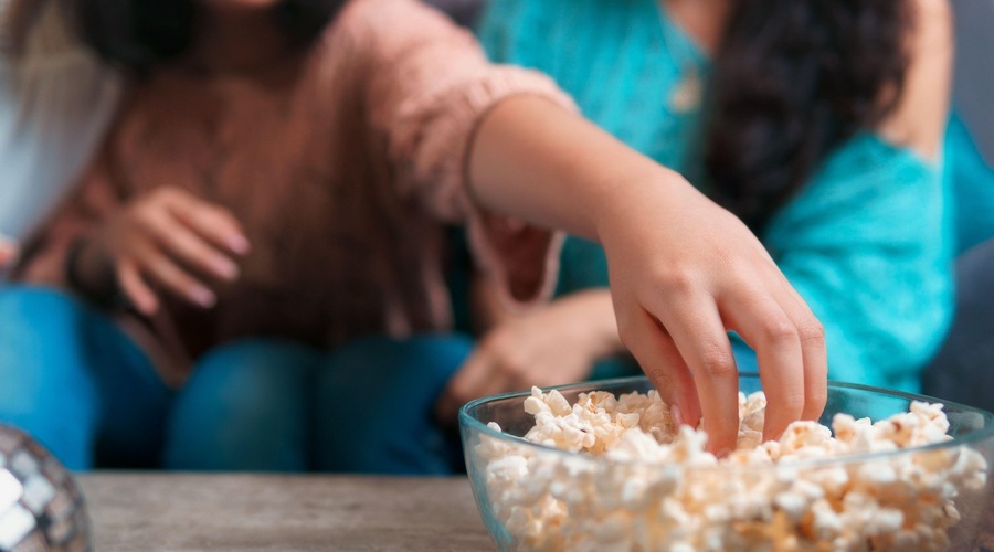 Ali imamo ob gledanju televizije večji apetit? (foto: Profimedia)