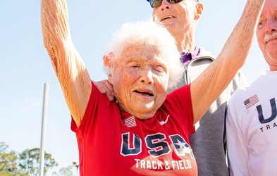 "Želela sem manj kot minuto," pravi 105-letna tekačica, ki je postavila svetovni rekord v teku na 100 metrov (VIDEO)
