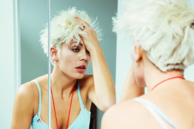 Dermatologinja pojasnjuje: Takšne posledice pusti alkohol na vaši koži