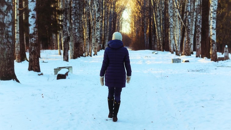 Kaj se zgodi s telesom na mrzlem zimskem sprehodu? (foto: profimedia)