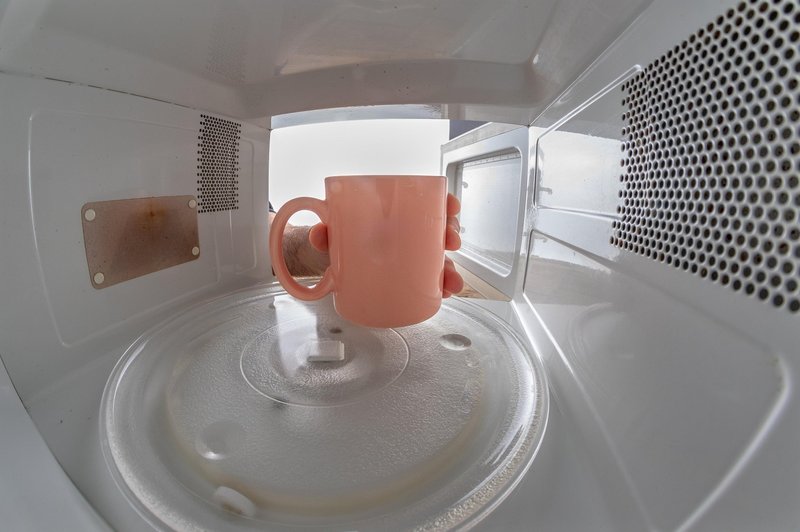 Zato kave ni priporočljivo pogrevati v mikrovalovni pečici (foto: Profimedia)