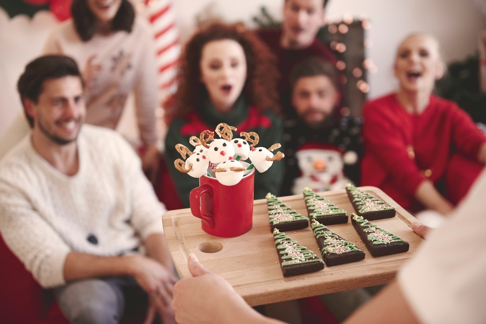 PRILAGODITE MISELNOST Decembra gre predvsem za druženja ob dobri hrani in pijači ter sproščanje. Da bo to za vas čudovit …