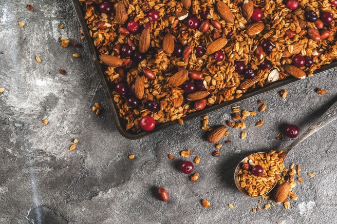 Ideja za doma narejeno slastno darilo: božična granola