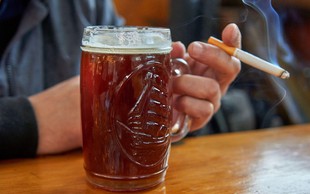 Cigarete in alkohol: zakaj pijača vpliva na željo po kajenju