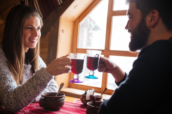 Kuhano vino je že dolgo precej priljubljeno ravno v pred božičnem času. Mnogi ga obožuejo, toda najde se tudi veliko takšnih, ki ga ne marajo ravno preveč. Če tudi vi iščete okusno alternativo kuhanemu vinu, je kot nalašč čokoladni punč. V nadaljevanju poglejte recept za topel napitek, ki vam bo v hladnih zimskih dneh dodobra segrel telo.