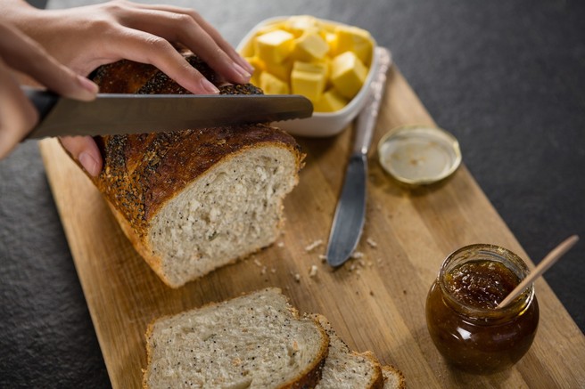 MASLO je priljubljena sestavina, ki je vsestransko uporabna. Ne glede na to, ali si ga radi namažete na kruh, z njim pripravljate jedi ali okusno pecivo, pretiravanje v ničemer ni dobro za zdravje. Tako je tudi z maslom, ki je priporočljivo v zmerni količini. 

Imamo dobro novico, da obstaja veliko izvrstnih nadomestkov za maslo, ki so prav tako kremasti in okusni. Kaj lahko uporabite namesto masla? ➡️