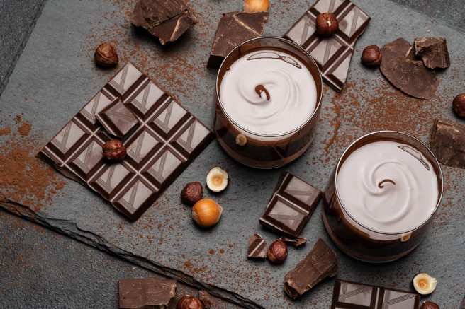 Praznična sladica v kozarčku: Čokoladni mousse z lešniki