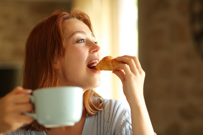 Ali je zajtrk sploh potreben? Vprašali smo nutricionistko (+ njen recept za slasten in nasiten obrok)