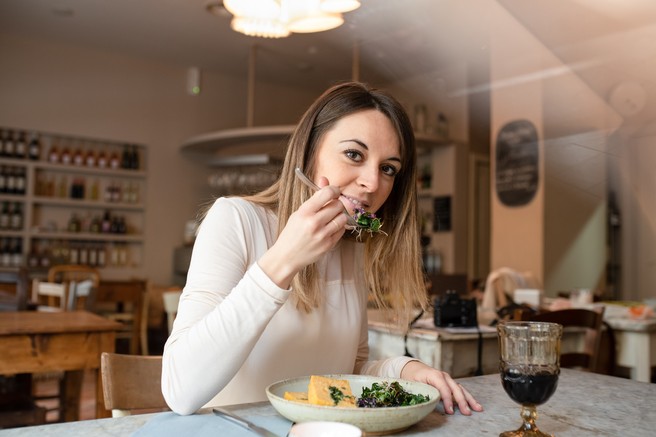 "Veganka sem že 5 let ... kdaj me bodo ljudje nehali spraševati, ali pogrešam slanino?" (osebna zgodba)
