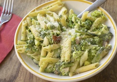 RECEPT: Testenine s kremasto brokolijevo omako