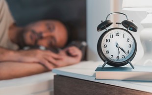 Kako pomembna je dodatna ura spanja?