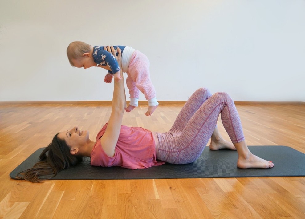 4. POSKUSITE Z VADBO NAMENJENO VAŠI SKUPINI - PILATES ZA MAMICE PO PORODU Poporodni pilates je priljubljen z razlogom, prav …