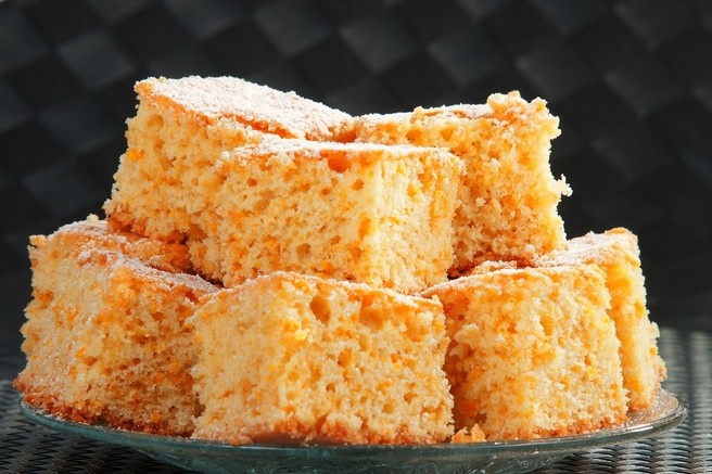 RECEPT: Sočen pomarančni kolač brez moke