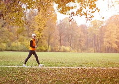 Je samo hoja dovolj za dolgo in zdravo življenje? Strokovnjaki razkrivajo, kako tudi v starosti ohranjati vitalnost