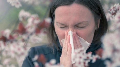 Imate sezonsko alergijo ali gre le za prehlad? To so ključne razlike