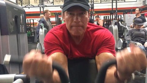 Kako je 74-letni Arnold Schwarzenegger treninge prilagodil svoji starosti (+ pokukajte v njegov hladilnik – VIDEO)