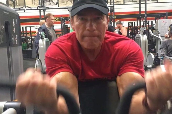 Kako je 74-letni Arnold Schwarzenegger treninge prilagodil svoji starosti (+ pokukajte v njegov hladilnik – VIDEO)