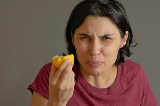 LIMONA

Limona vsebujejo antioksidante, ki pomagajo pri zdravju nožnice, saj zagotavljajo ravnovesje ravni pH in zdravih potreb nožnice. Prav tako pomaga pri preprečevanju okužb. 

Pitje vode z limono vsak dan, najbolje zjutraj, pomaga telesu pri odpravljanju nečistoč iz telesa in s tem tudi vagini.