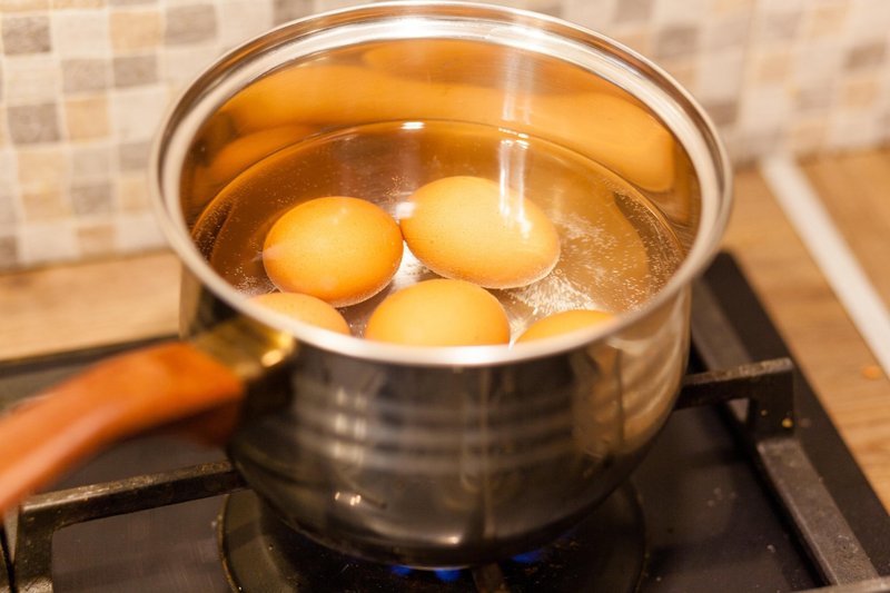 Zato vode, v kateri so se kuhala jajca, ne zlivajte v odtok!