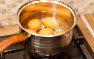 Zato vode, v kateri so se kuhala jajca, ne zlivajte v odtok!
