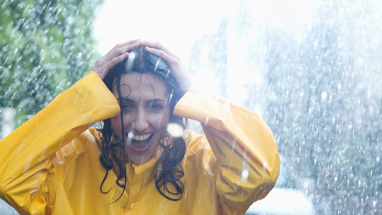 Zakaj bi morali večkrat na sprehod v dežju (foto: Profimedia)