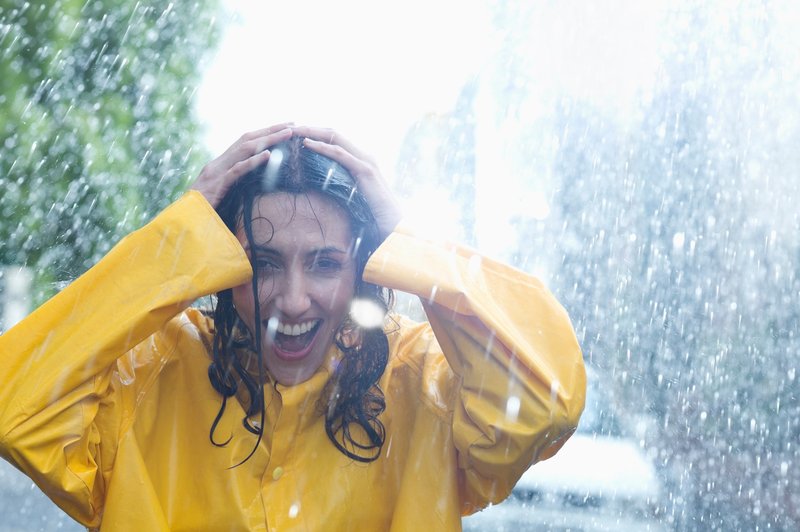Zakaj bi morali večkrat na sprehod v dežju (foto: Profimedia)