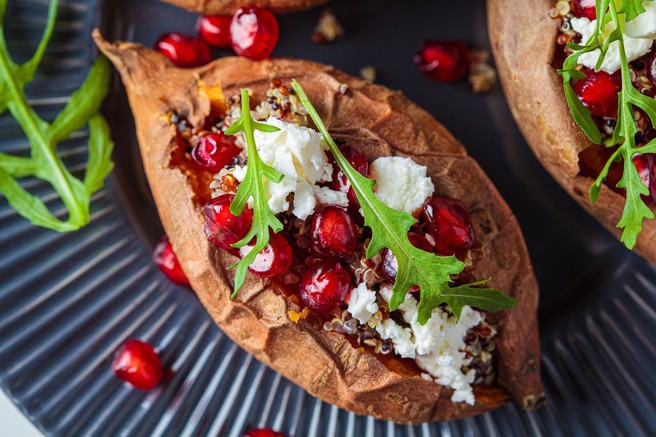 RECEPT: sladki krompir z avokadom, feta sirom in granatnim jabolkom
