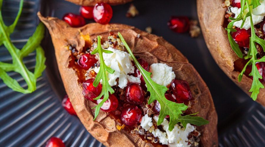 RECEPT: sladki krompir z avokadom, feta sirom in granatnim jabolkom (foto: Profimedia)