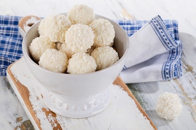 RECEPT: slastne kokosove kroglice iz samo dveh sestavin