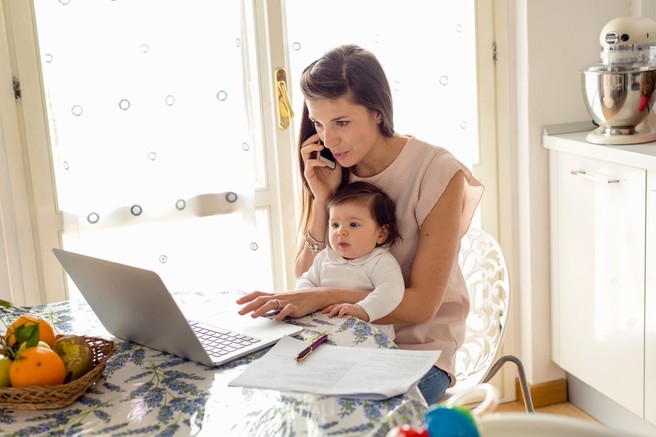 8 stvari, ki jih NIKAKOR ne smete reči zaposleni mami!