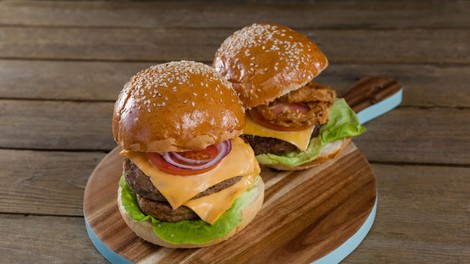 Danes za kosilo: domač hamburger brez slabe vesti!
