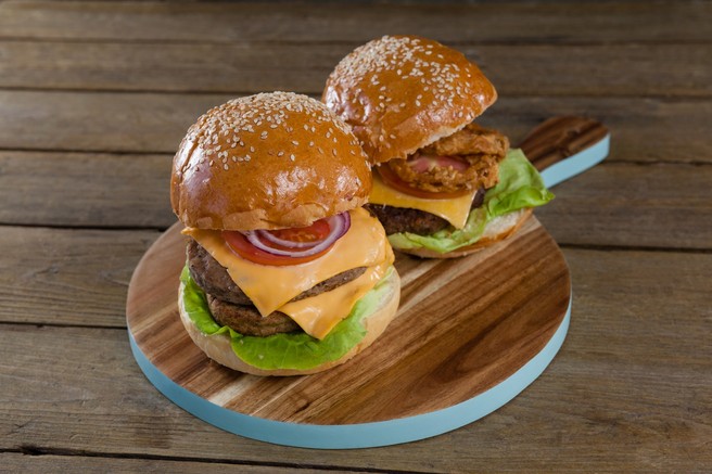 Danes za kosilo: domač hamburger brez slabe vesti!