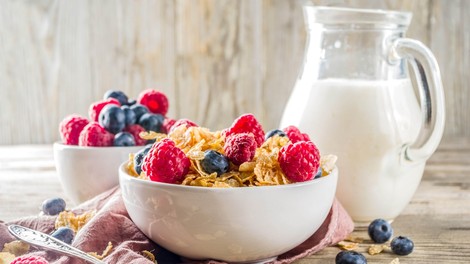 Potrebujete nove ideje za zajtrk? Tu so 3 preprosti recepti izpod rok nutricionistke Zale (VIDEO)